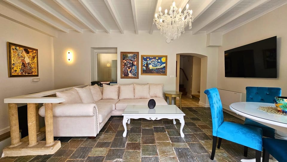 Communal lounge/ TV room, TV and multimedia, Living room