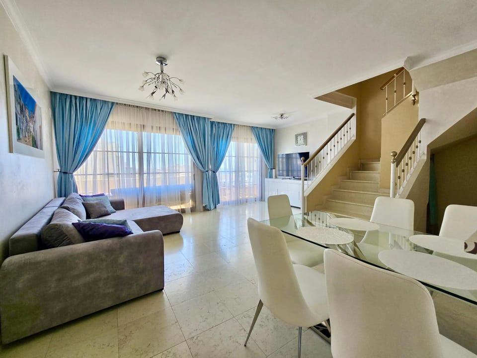 TV and multimedia, Living room, Seating area, Dining area