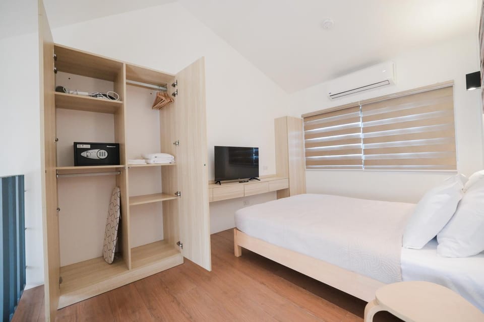 Bed, TV and multimedia, Photo of the whole room, Bedroom, flat iron, wardrobe, air conditioner