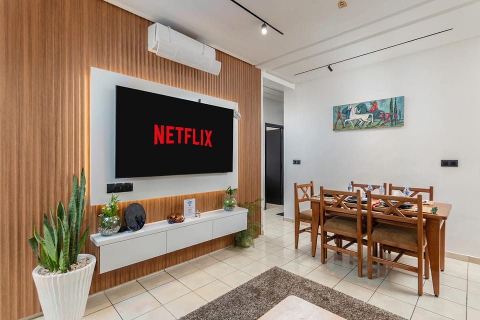 TV and multimedia, Living room, Seating area, Dining area