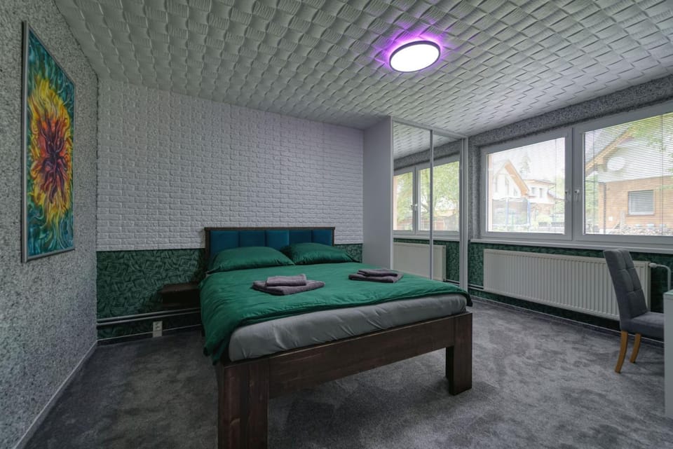 Photo of the whole room, Bedroom
