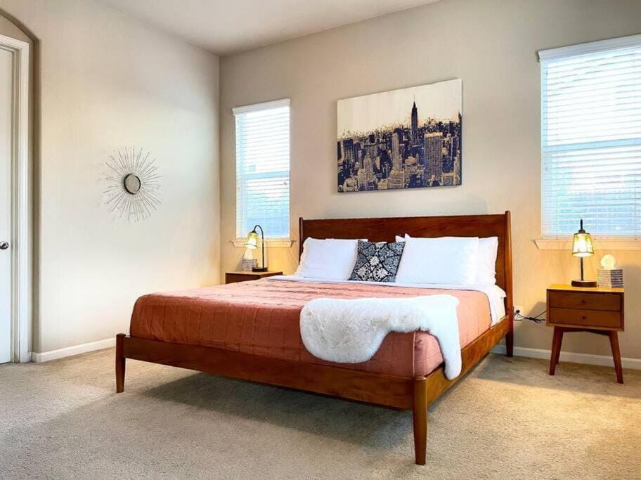 One Story Pet & Family Friendly Fireplace House in West Sacramento