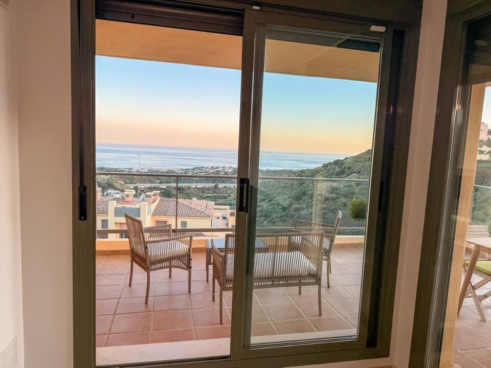 Amplio apto de 2 dormitorios vistas al mar Apartment in Sitio de Calahonda