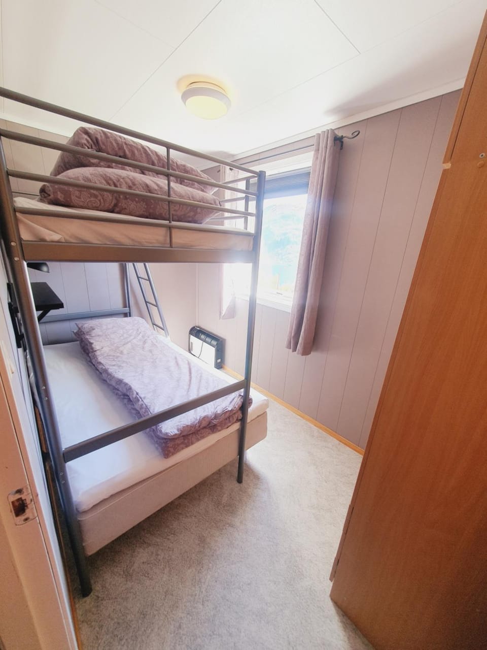 Bedroom, bunk bed