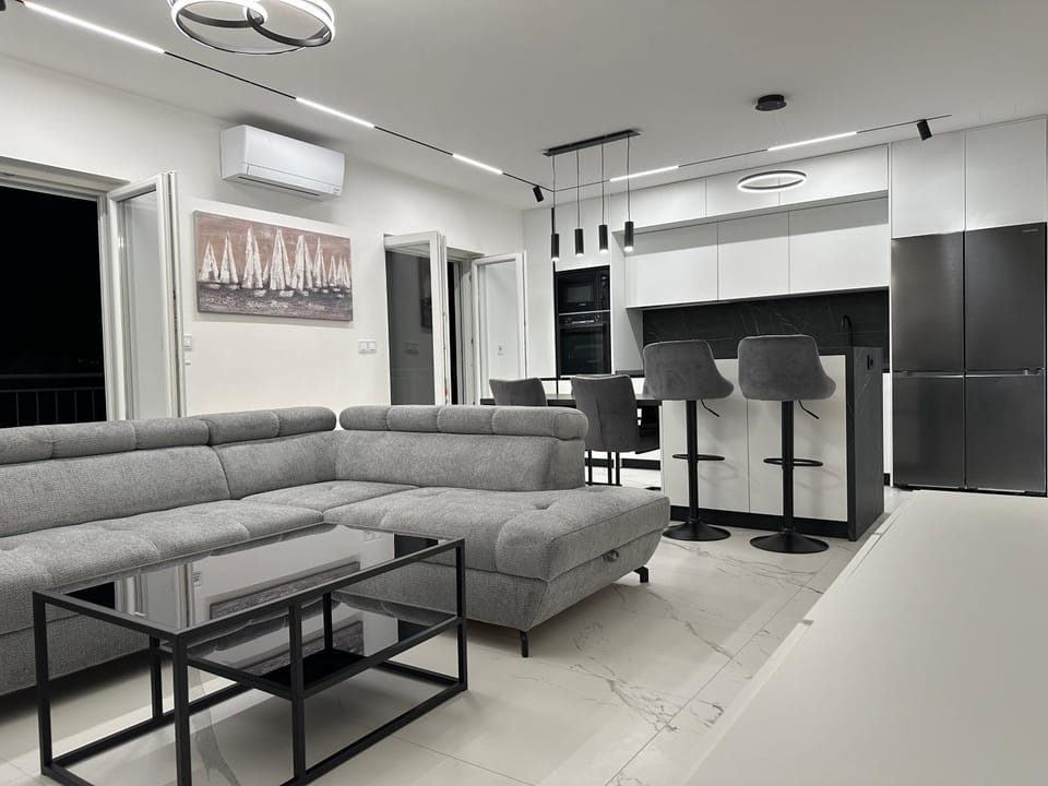 Kitchen or kitchenette, Living room, Seating area, Dining area, air conditioner