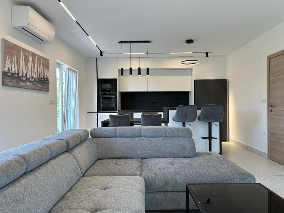 Kitchen or kitchenette, Living room, Seating area, Dining area