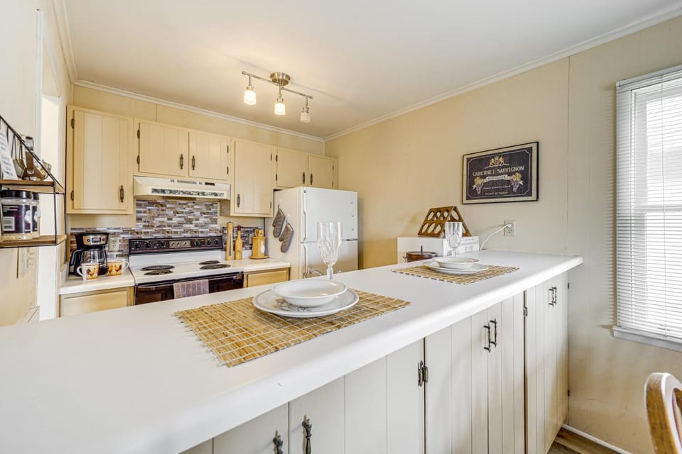 Studio, Stunning Beech Mtn Views: 1/2 Mi to Trails Apartment in Beech Mountain