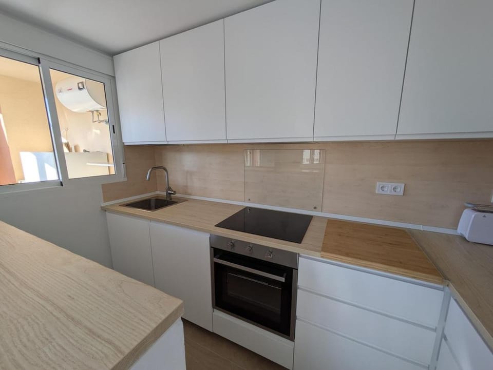 Kitchen or kitchenette, dishwasher, stove
