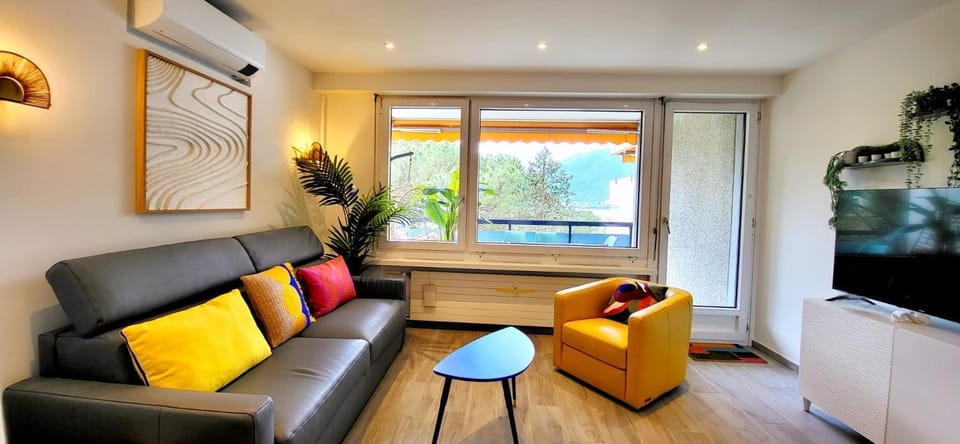 Communal lounge/ TV room, TV and multimedia, Living room, Seating area, air conditioner