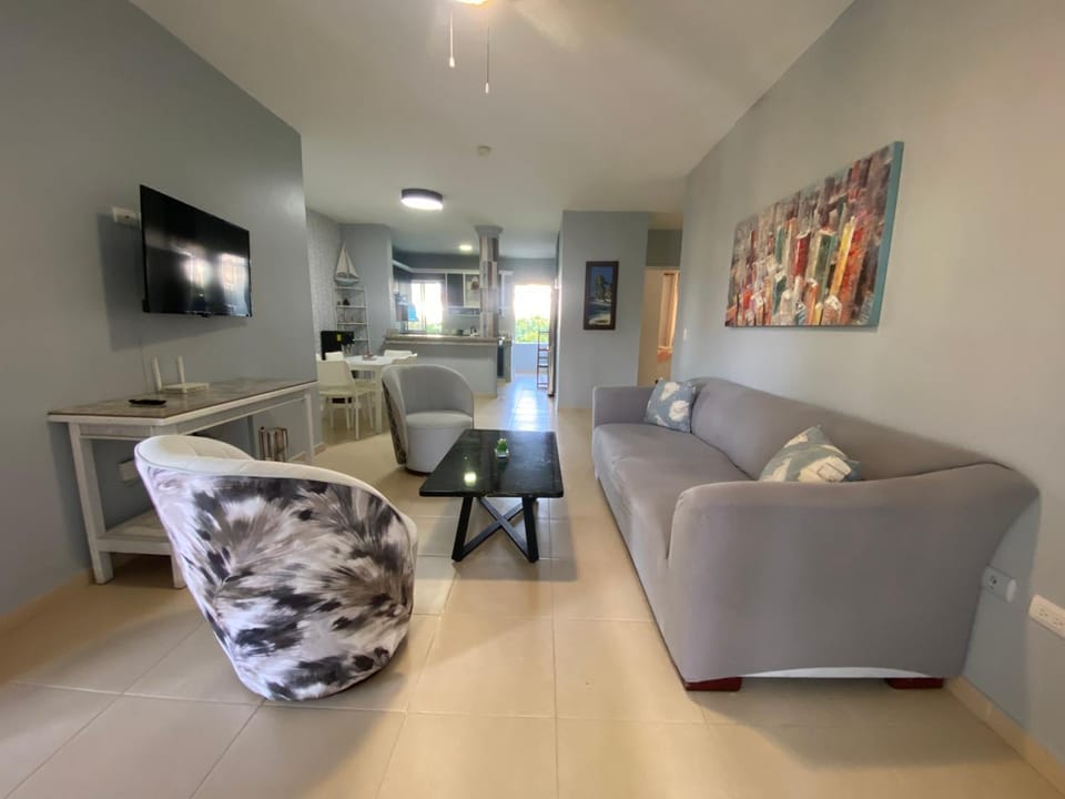Communal lounge/ TV room, TV and multimedia, Living room, Seating area, Dining area, Evening entertainment