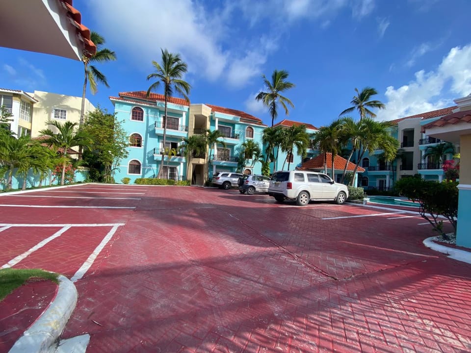 Property building, Day, Neighbourhood, Street view, Location, Parking