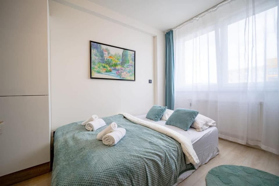 Bed, Bedroom, towels