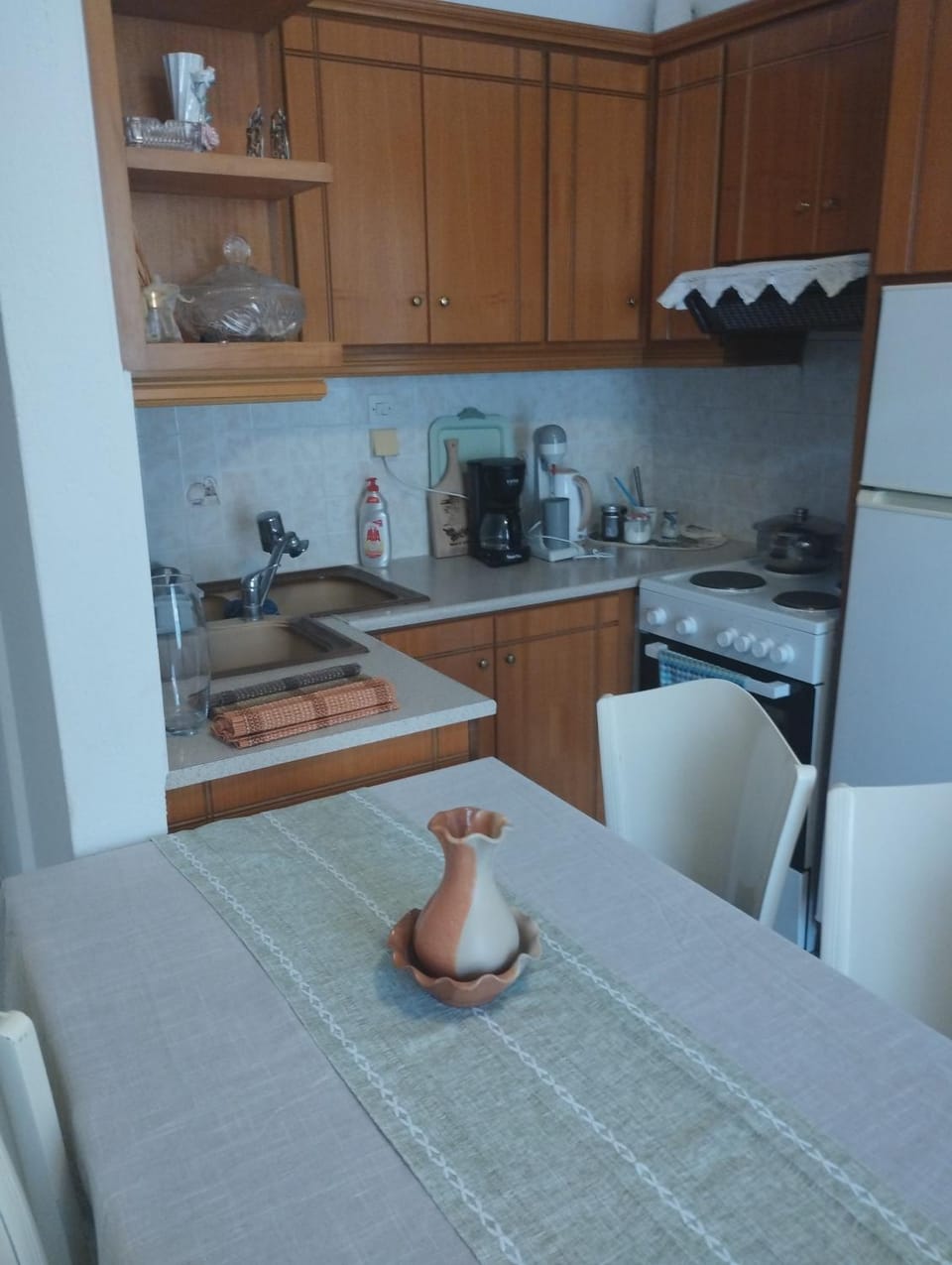 Coffee/tea facilities, Kitchen or kitchenette, stove