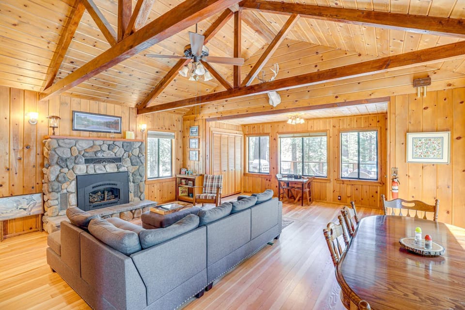 Walk to Lake Almanor Prattville Cabin with 2 Decks! Cabin in Lake Almanor