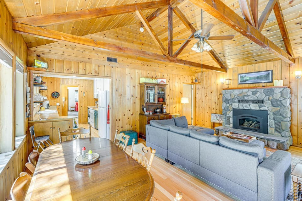 Walk to Lake Almanor Prattville Cabin with 2 Decks! Cabin in Lake Almanor