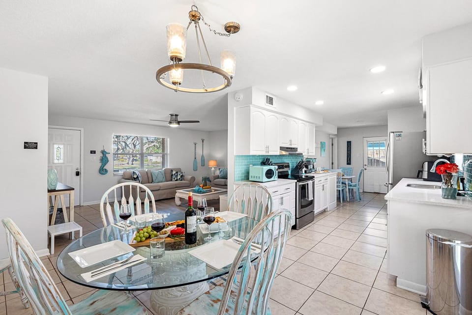 Screened Heated Pool, 15 Min to Beach 4BR Sleeps 10, Largo Country House in Largo