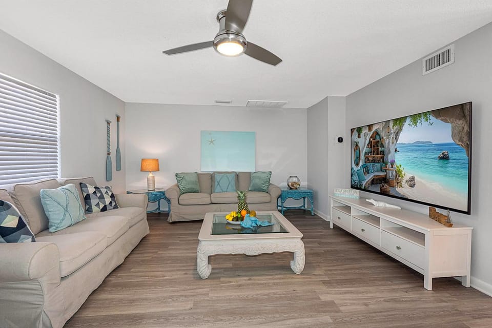 Screened Heated Pool, 15 Min to Beach 4BR Sleeps 10, Largo Country House in Largo