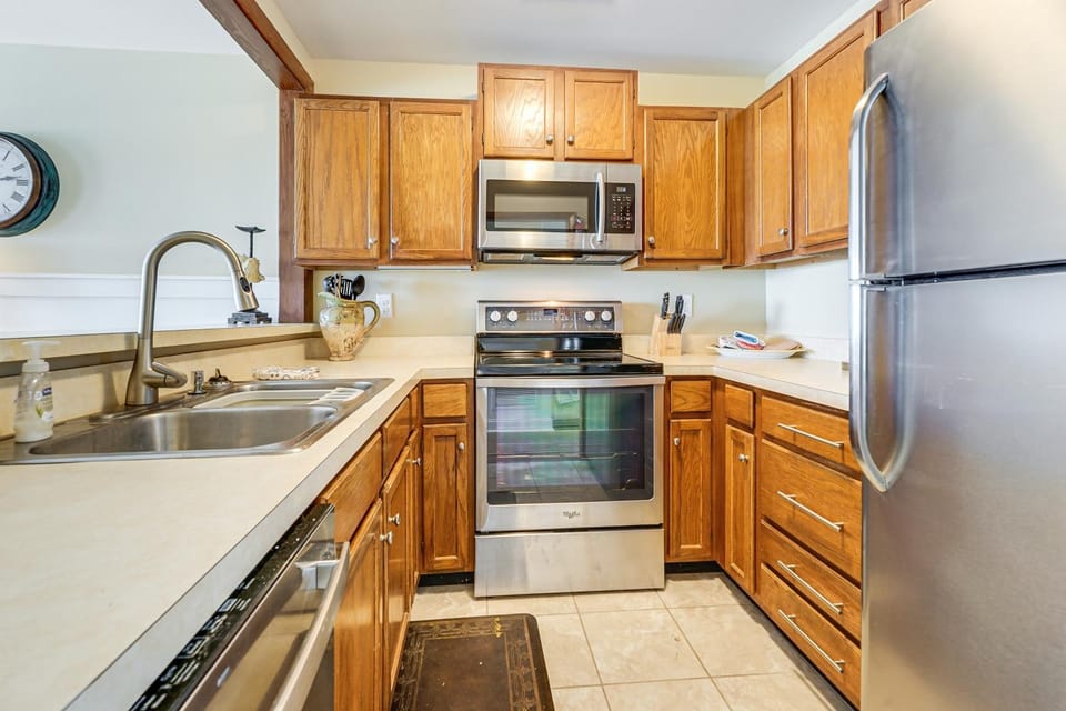 Sandy Oceanfront 2nd FL 1BR w/pool at The Riggings House in Kure Beach