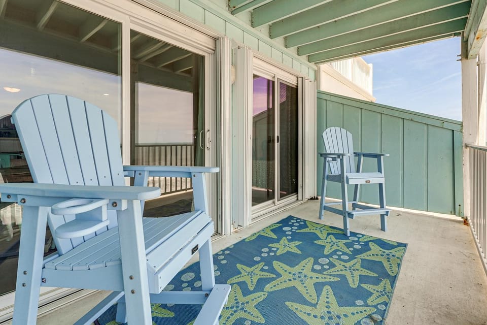 Sandy Oceanfront 2nd FL 1BR w/pool at The Riggings House in Kure Beach