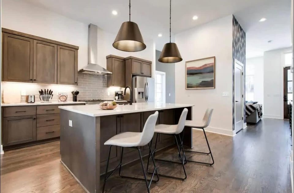 Kitchen or kitchenette, Seating area, oven, stove