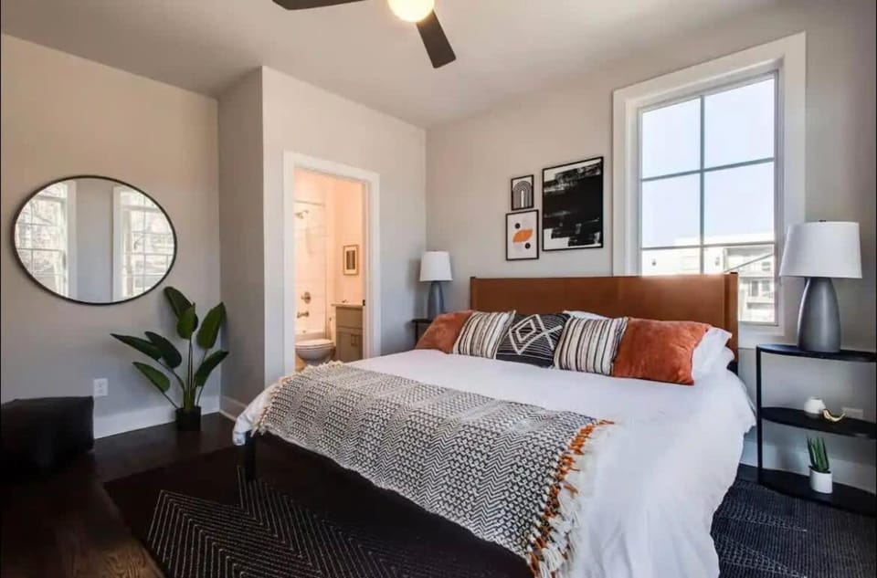Bed, Bathroom, Photo of the whole room, Bedroom