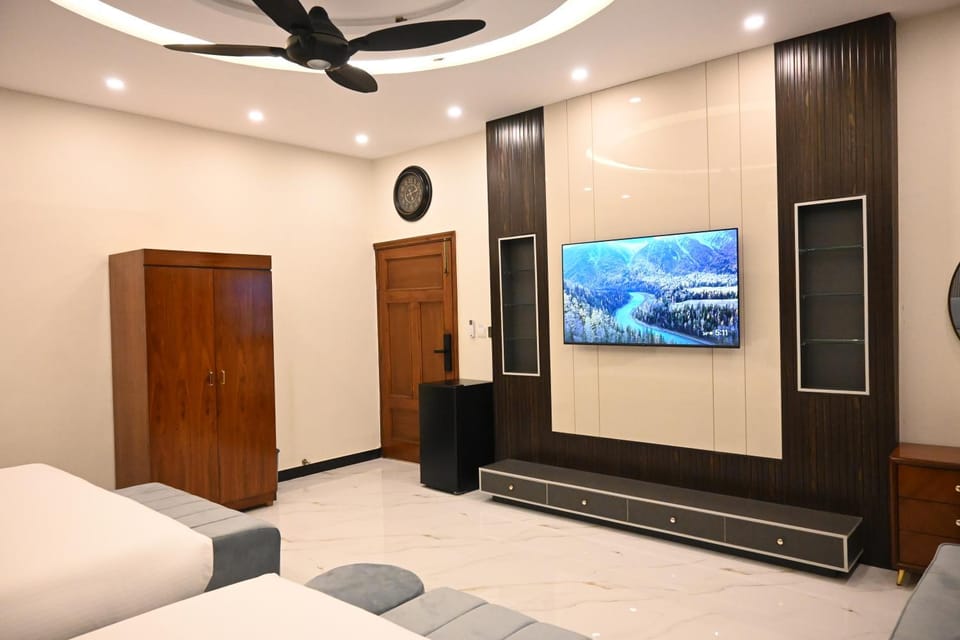Bed, TV and multimedia, Bedroom, air conditioner