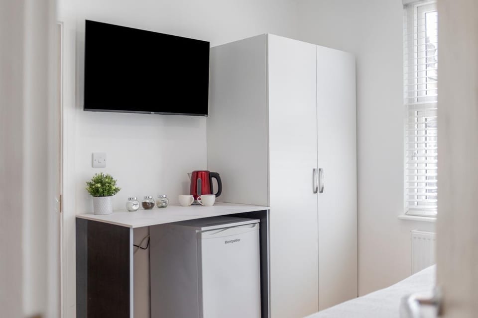 Studio at Tube Station Ground Floor Private Bathroom and shared Kitchen 1 Apartment in Edgware