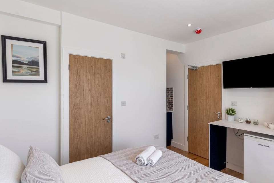 Studio at Tube Station Ground Floor Private Bathroom and shared Kitchen 1 Apartment in Edgware