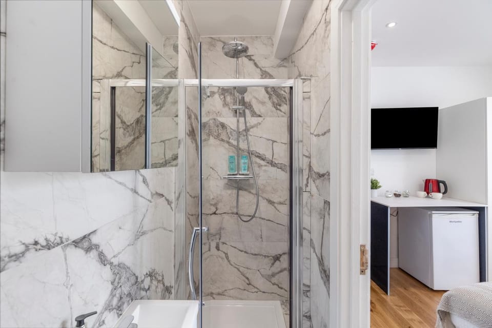 Studio at Tube Station Ground Floor Private Bathroom and shared Kitchen 1 Apartment in Edgware