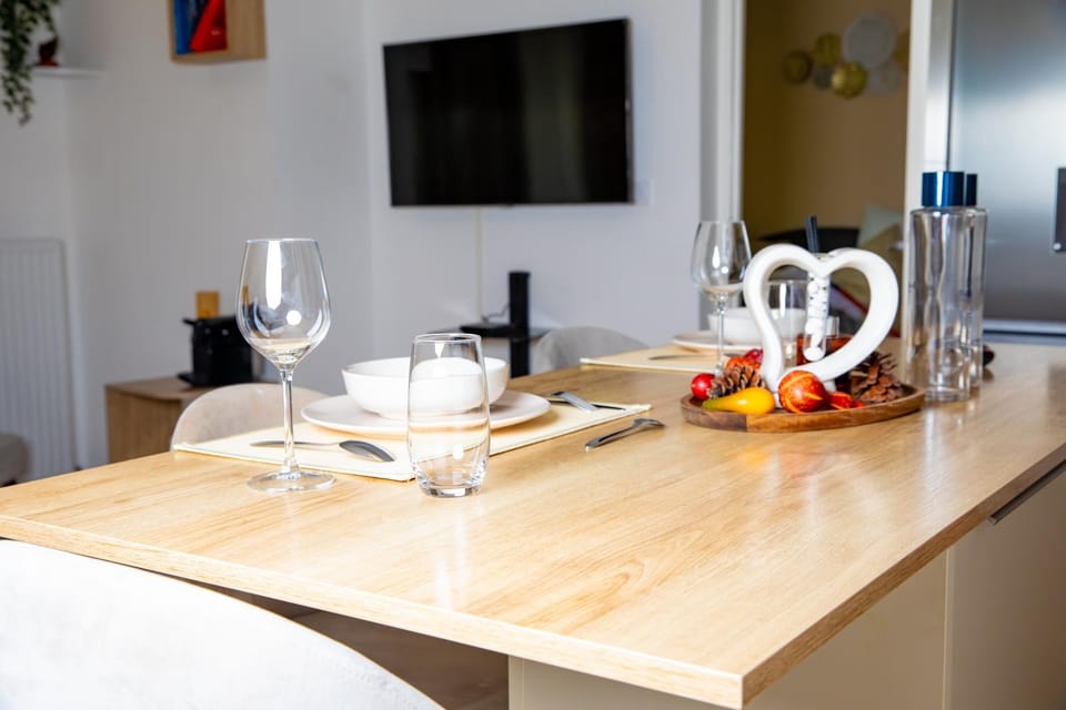 TV and multimedia, Kitchen or kitchenette, Food and drinks, Dining area