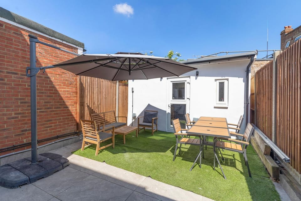 Modern Studio Central Location Private Bathroom and shared Kitchen 2 Apartment in Edgware