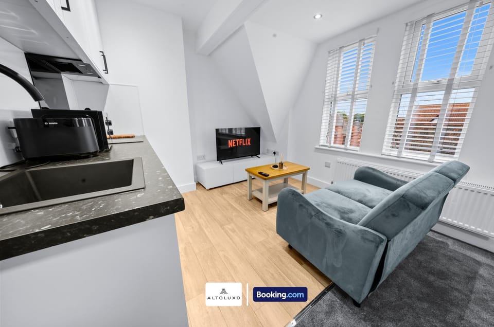 TV and multimedia, Kitchen or kitchenette, Living room, Seating area