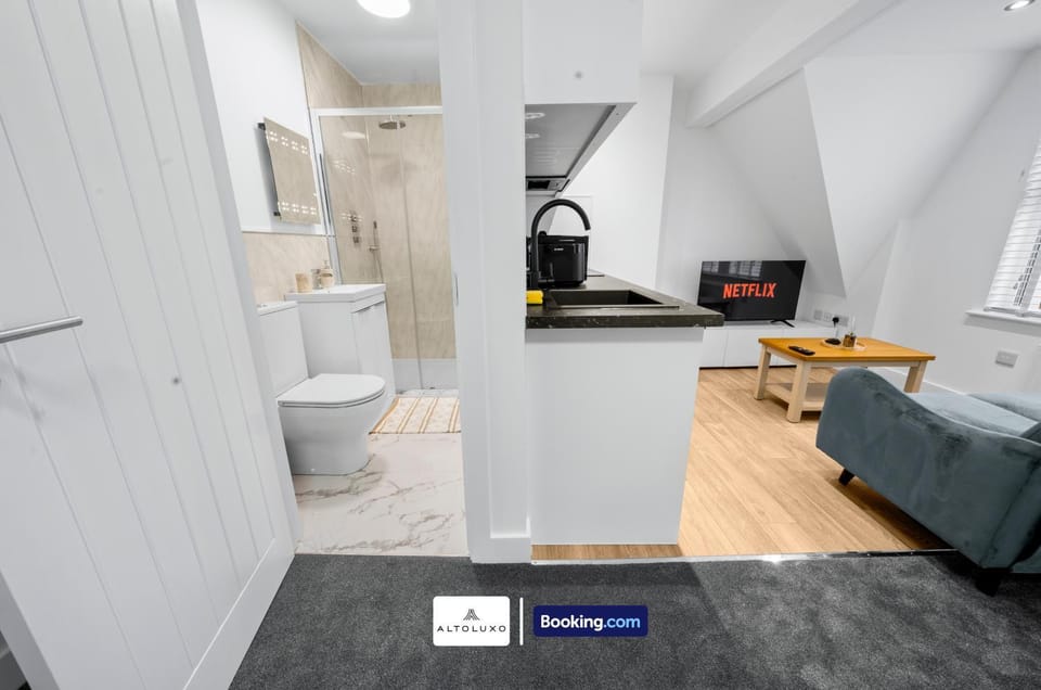 Toilet, Bathroom, TV and multimedia, Kitchen or kitchenette, Living room, Seating area