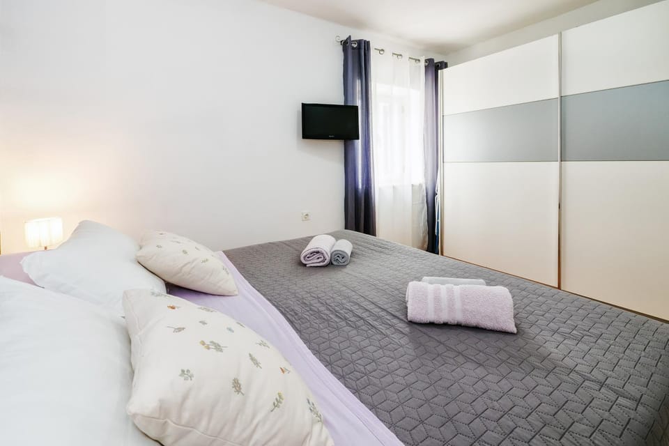 Bed, TV and multimedia, Photo of the whole room, Bedroom, towels