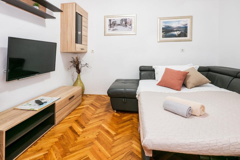 Bed, TV and multimedia, Living room, Photo of the whole room, Seating area