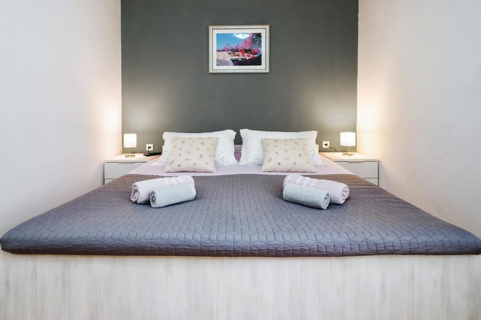 Bed, Bedroom, towels