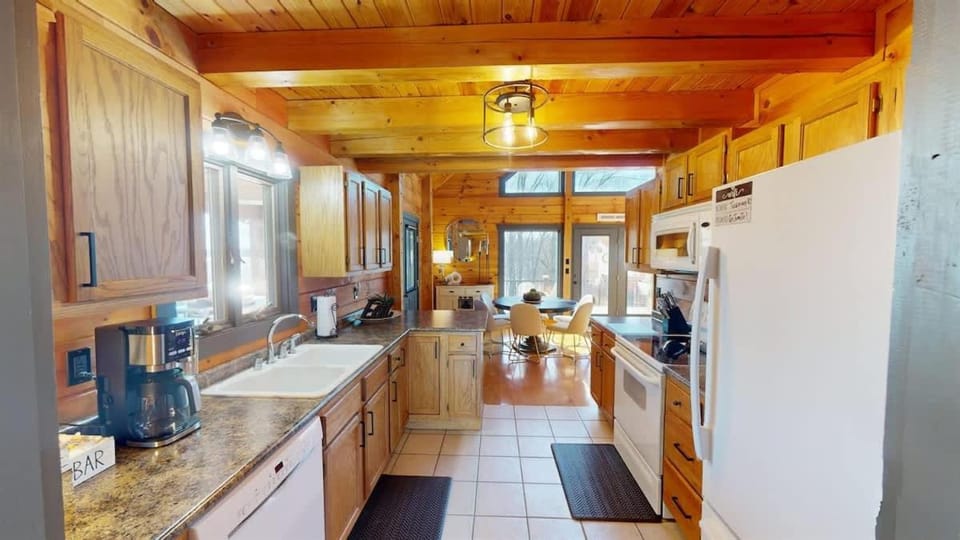 Coffee/tea facilities, Kitchen or kitchenette, dishwasher, oven, stove