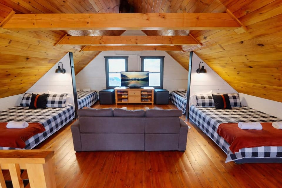 Bed, TV and multimedia, Photo of the whole room, Bedroom