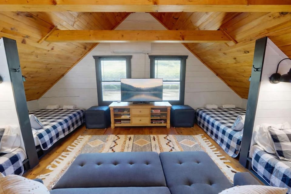 Bed, TV and multimedia, Bedroom