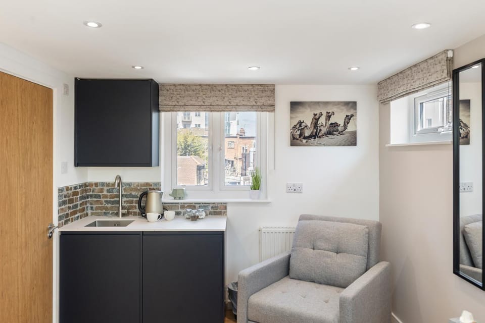 Studio at Tube Station Sleeps 3 Private Bathroom shared Kitchen 4 Apartment in Edgware