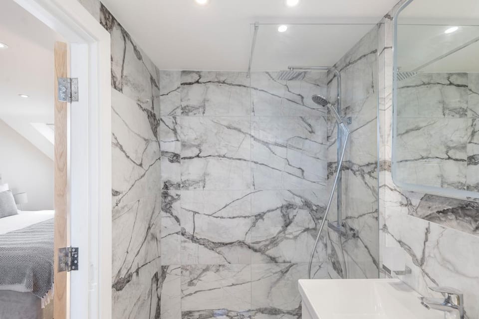 Studio at Tube Station Sleeps 3 Private Bathroom shared Kitchen 4 Apartment in Edgware