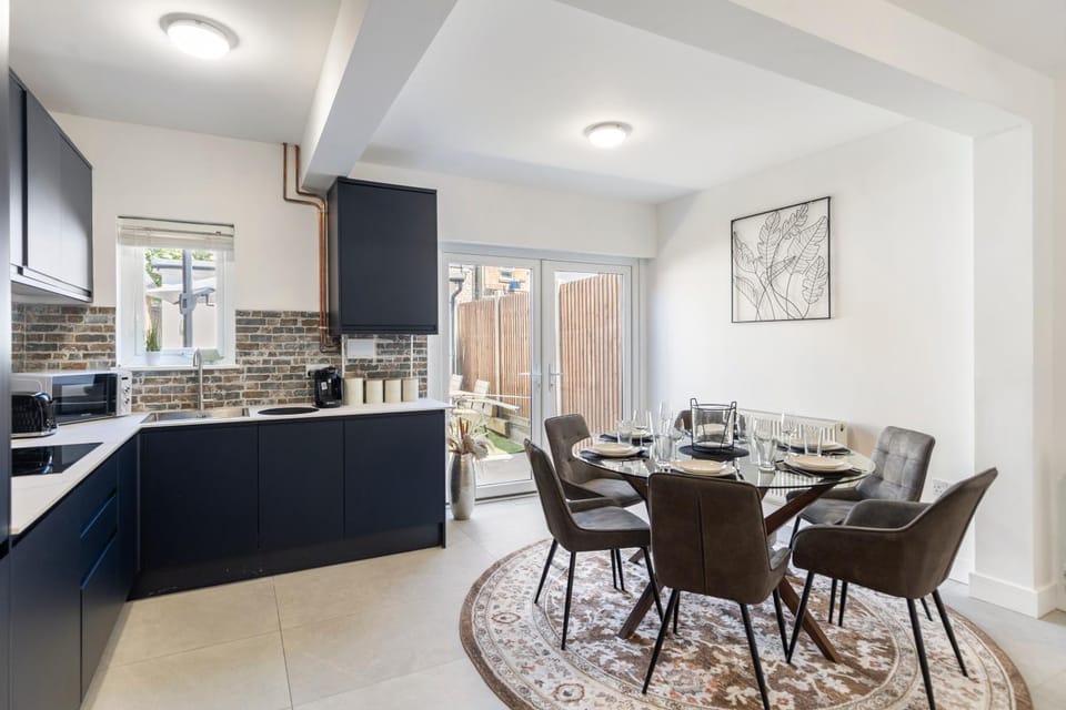Studio at Tube Station Sleeps 3 Private Bathroom shared Kitchen 4 Apartment in Edgware