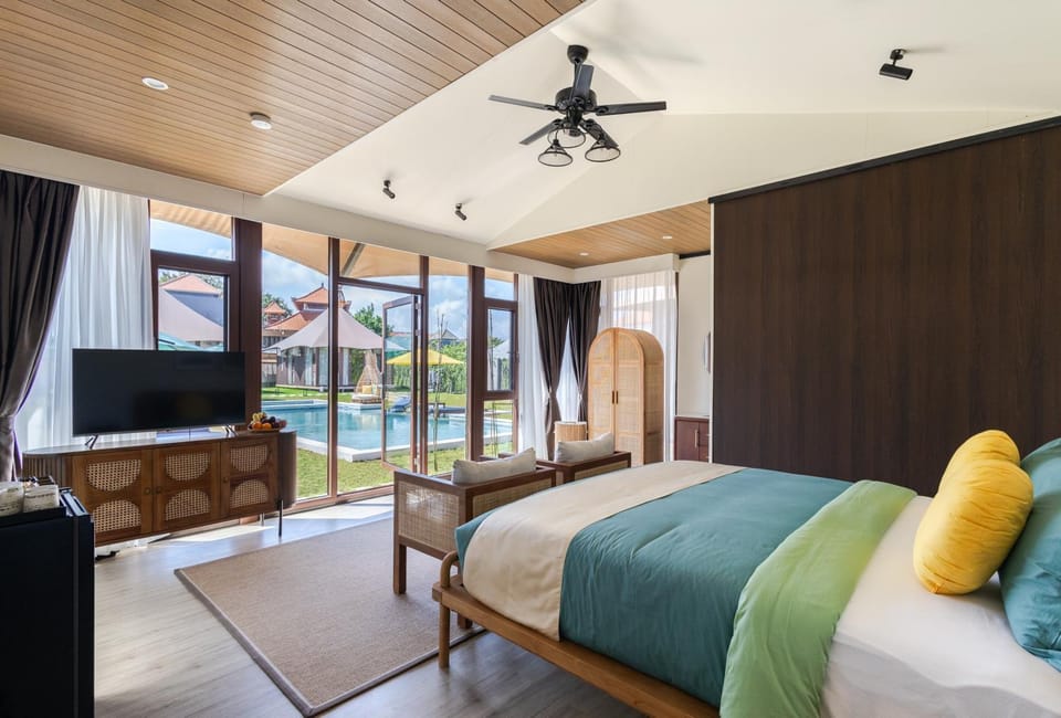 Bed, TV and multimedia, Photo of the whole room, Bedroom