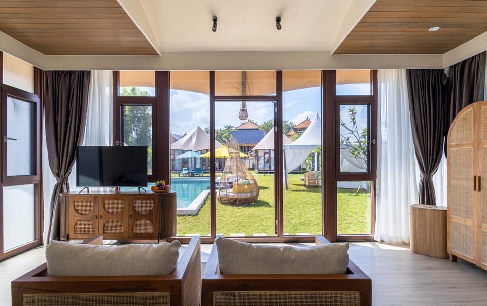 Communal lounge/ TV room, TV and multimedia, Pool view, Swimming pool