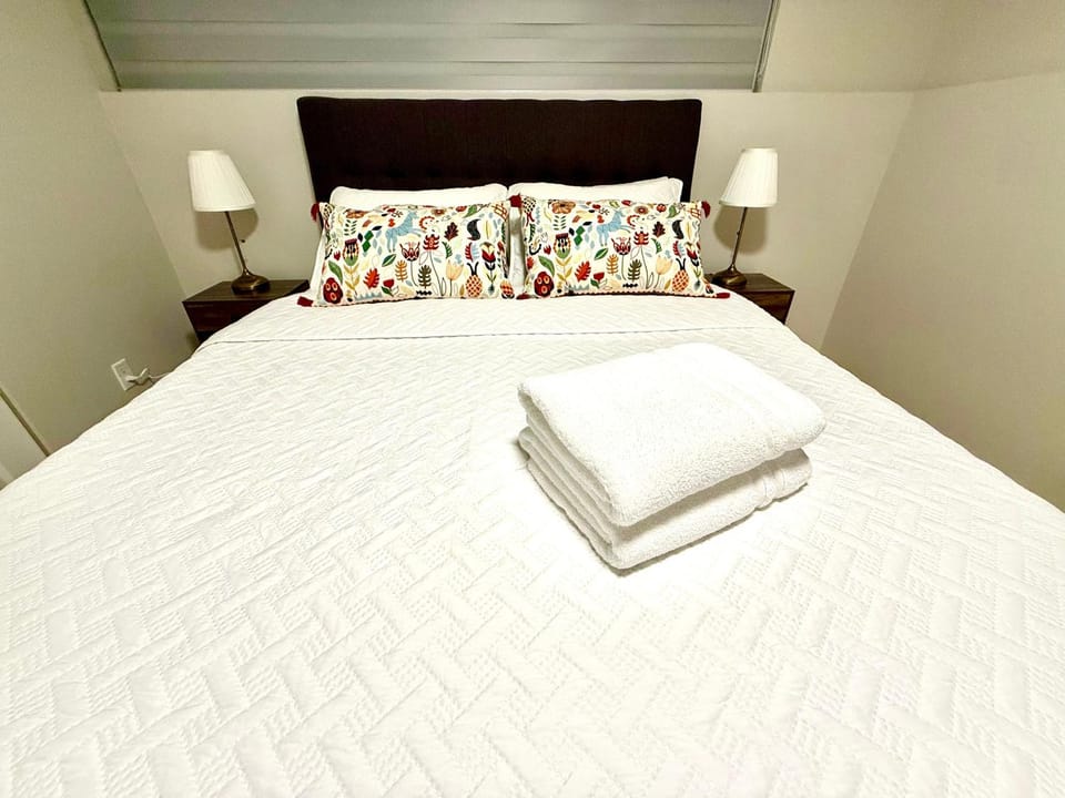 Vancouver Lake City Way Guesthouse 10 min to SkyTrain Villa in Burnaby