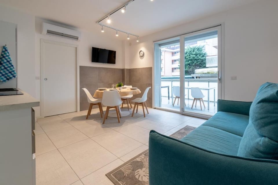 TV and multimedia, Living room, Dining area, air conditioner