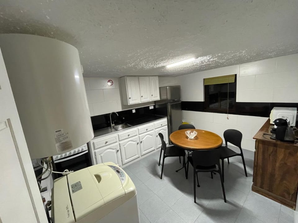 Kitchen or kitchenette, Dining area, oven, stove