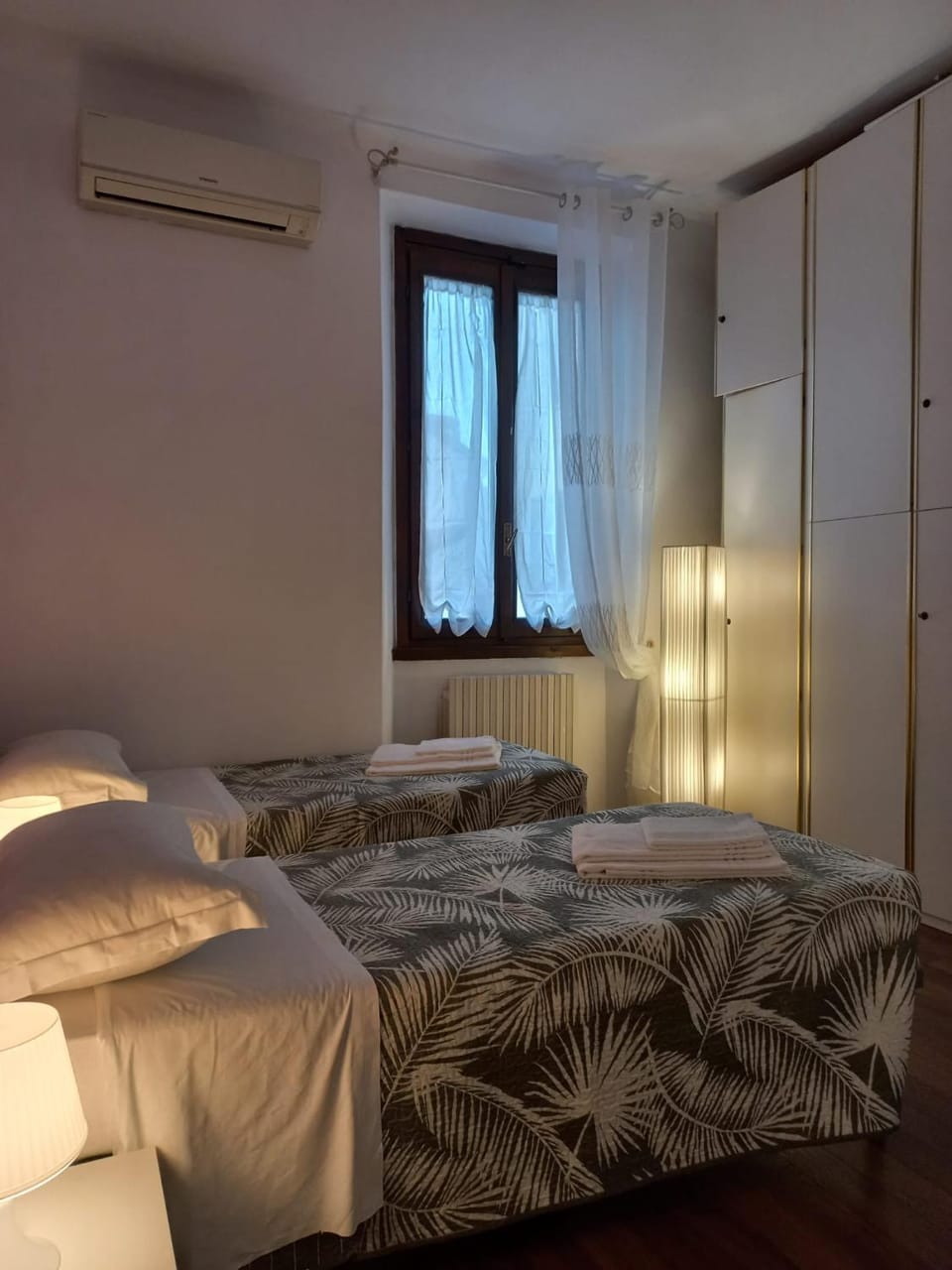 Bed, Photo of the whole room, Bedroom, internet, towels, wardrobe, air conditioner