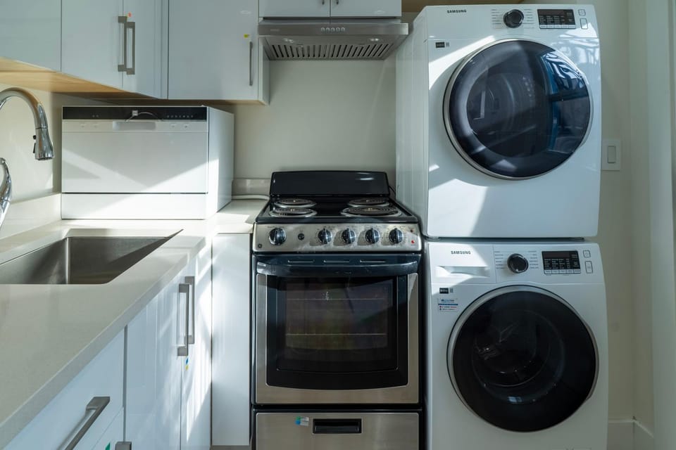 Kitchen or kitchenette, dishwasher, dryer