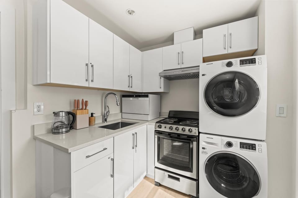 Coffee/tea facilities, Kitchen or kitchenette, dishwasher, oven, pet friendly, stove, toaster, washing machine, dryer